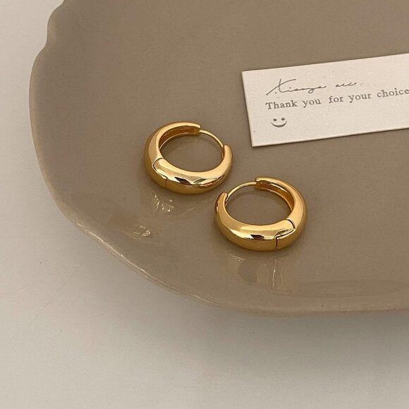 Elegant 18K Gold Plated Huggie Hoop Earrings - Hypoallergenic & Comfortable - Picture 4 of 7